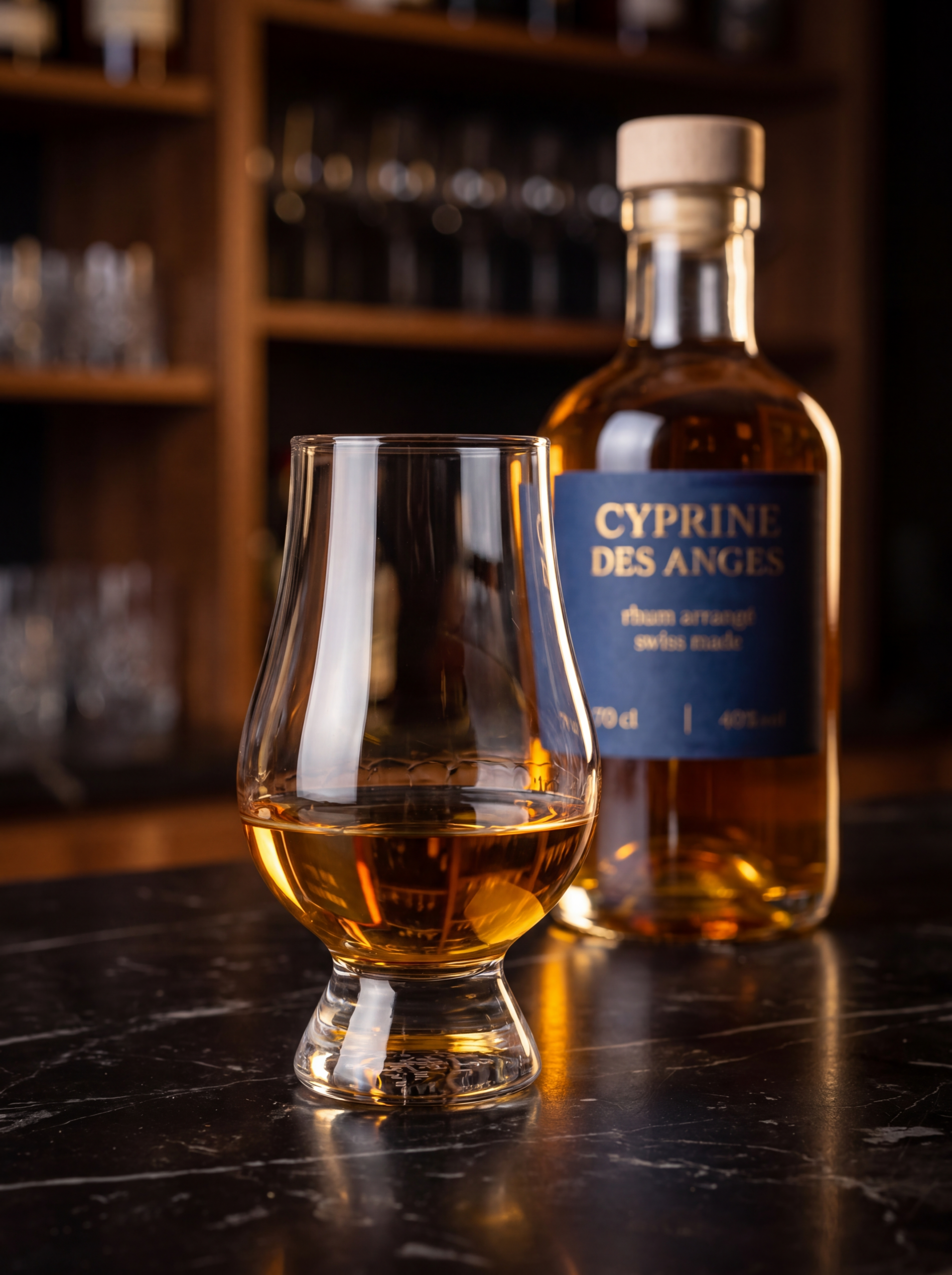 Cyprine des Anges servie pure dans un verre tulipe avec la bouteille en arrière-plan